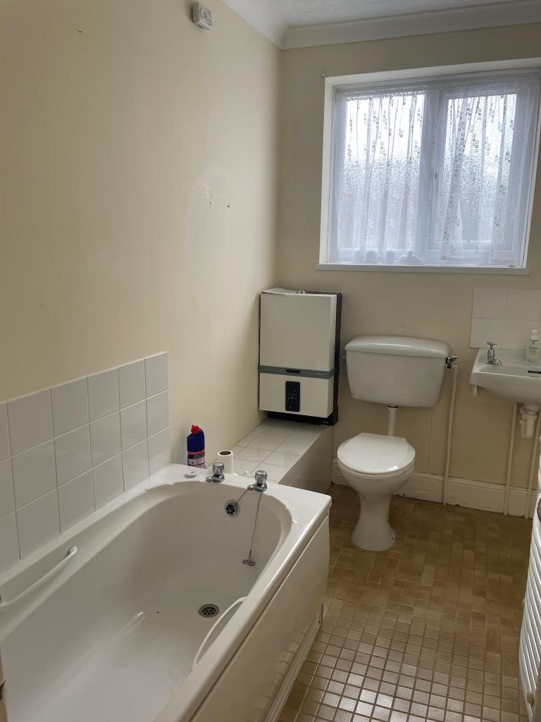 Lot: 66 - TERRACED HOUSE FOR IMPROVEMENT - Bathroom with W.C.